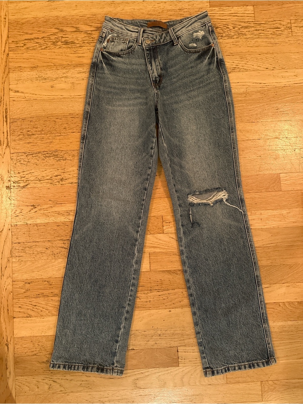JUDY BLUE Cross Waist Dad Jeans in a gorgeous denim wash- size 3/26
